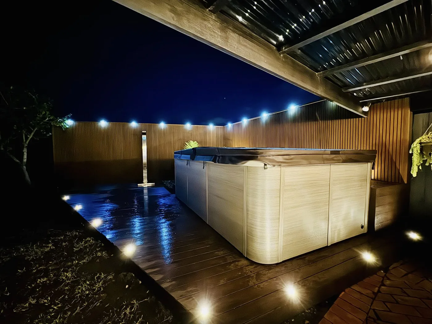 MacMasters Beach - Composite Spa Deck